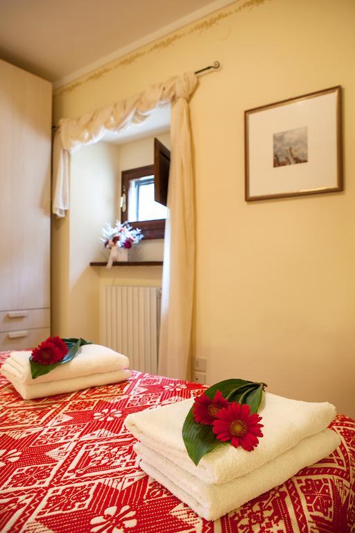 Residence Menotre Rasiglia Szoba fotó